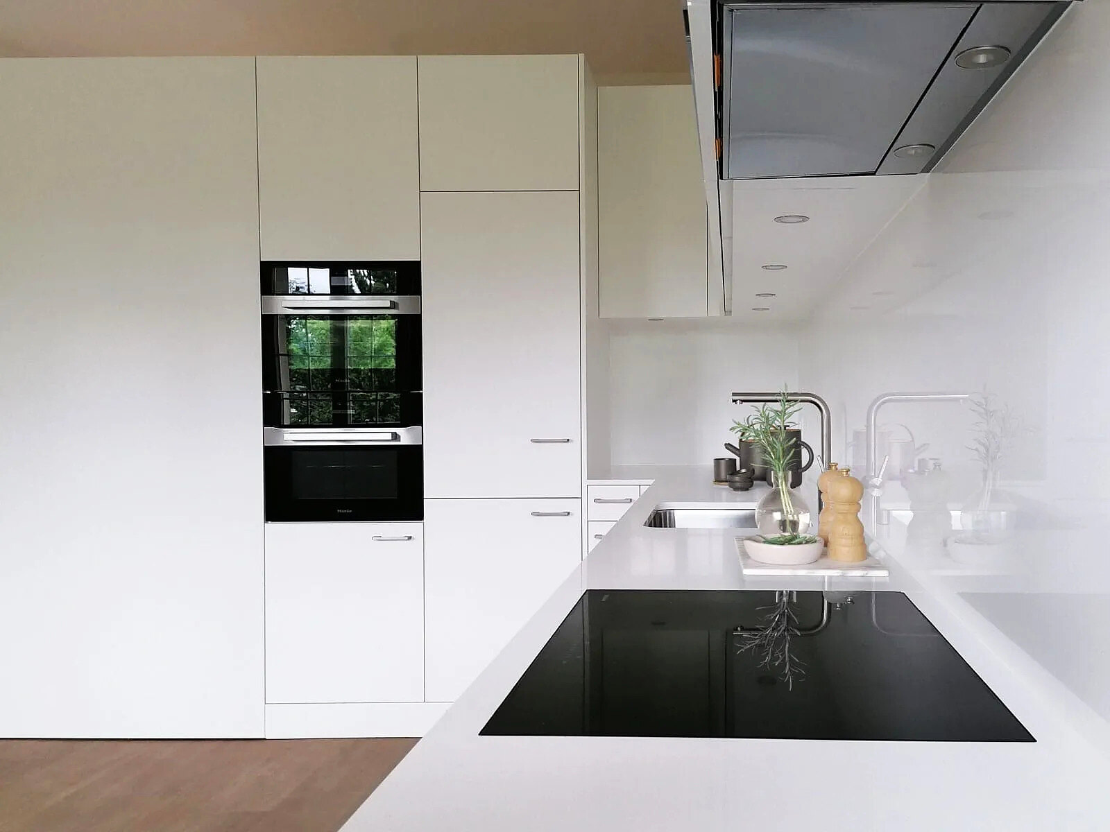 Super Bianco Zero surface in a real kitchen setting